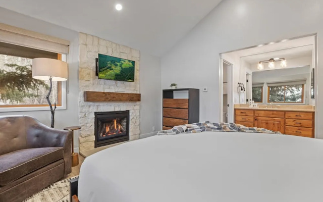 Snow Flower 078 3 Bedroom Condo by RedAwning