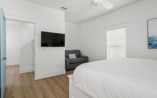 Spectacular 3br 4ba w/ Private Pool, 2 Min Walk to Beach - Sleeps 15!