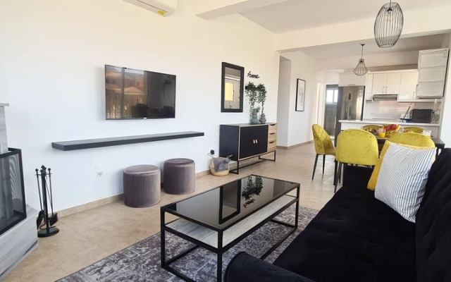 Phaedrus Living: Cityview Luxury Flat Walnut Grove 304