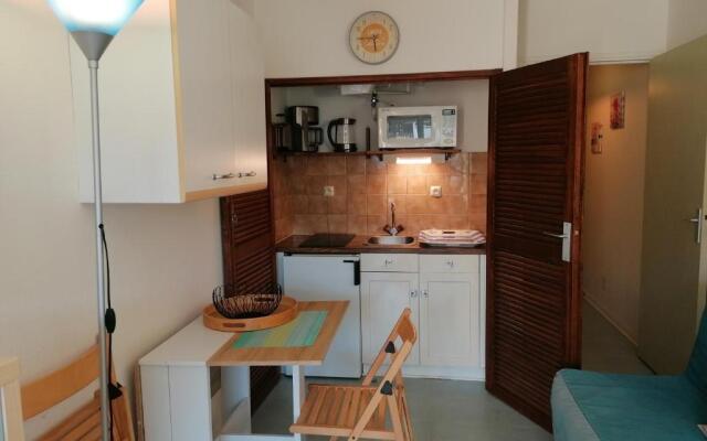 agréable studio avec terrasse à150m de la plage