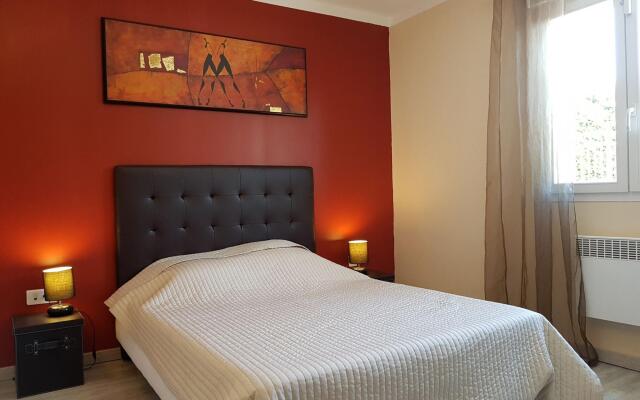 Beautiful Villa in the Vineyard Village of Tavel with Pool