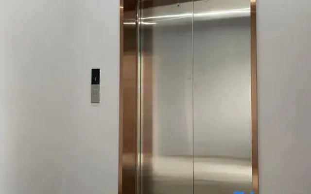 Yijia Light Luxury Hotel (Shanghai Fengxian South Bridge)