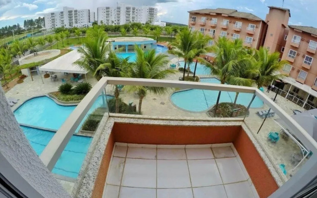 Frente ao Parque da Lagoa Quente, Apto particular com varanda e vista piscinas, com tela de proteção