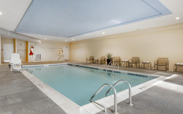 B/W Plus Elizabethtown Inn & Suites