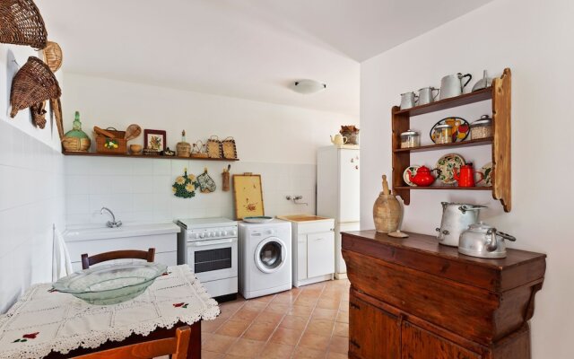 Delightful Villa in Varano with Fireplace