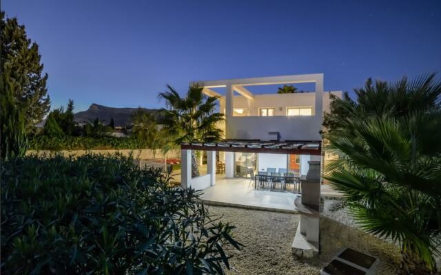Villa - 5 Bedrooms with Pool and WiFi - 104980