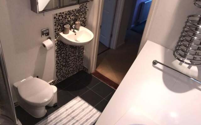 Lovely 3 Bedroom Holiday Home With Free Parking