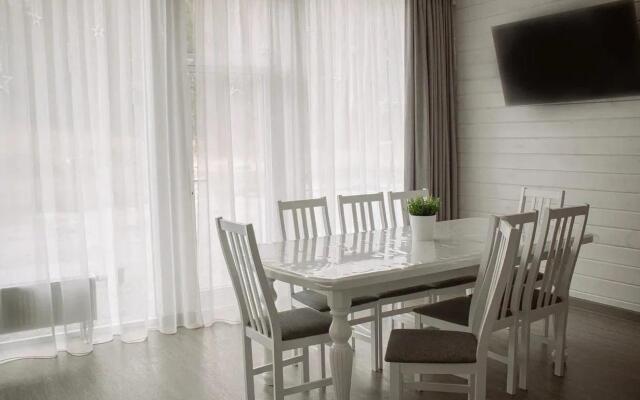 Valley Sunny, Everest Building