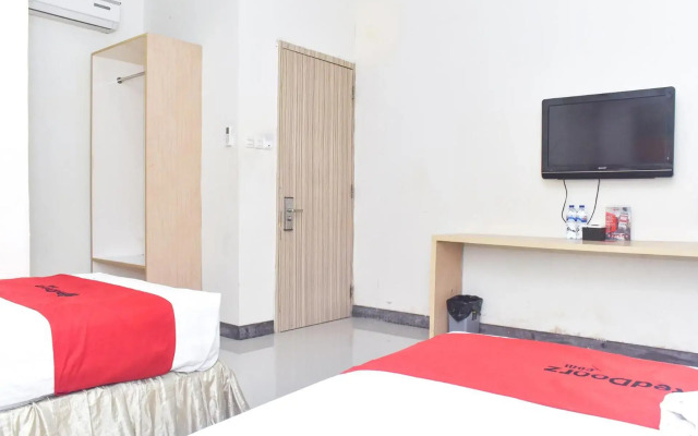 RedDoorz Plus near Sultan Hasanuddin Airport