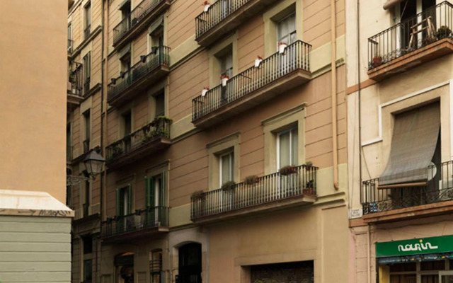 Chic & Basic Tallers Hostal