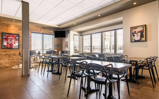 Econo Lodge Inn & Suites