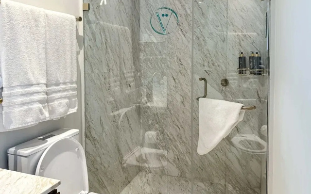 Luxury 2BR Bolongo Ocean View Private Beach