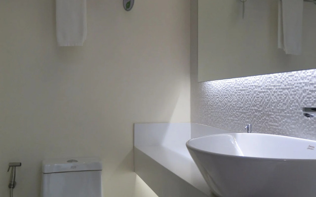 Home Crest Hotel