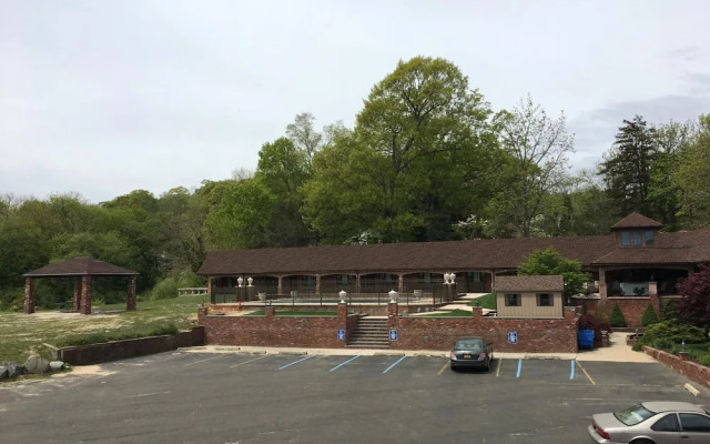Chalet Inn & Suites Centerport