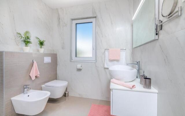 Elle Luxury Apartments Vanta?I?I