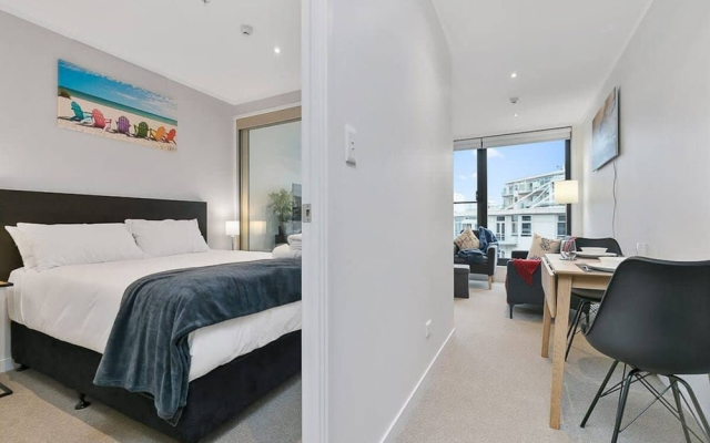 Modern CBD Apartment with Study! Great Location