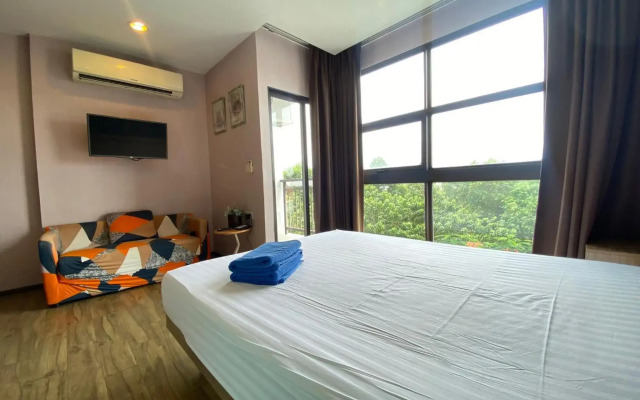 Simply Comfy Apartment by Patsamon