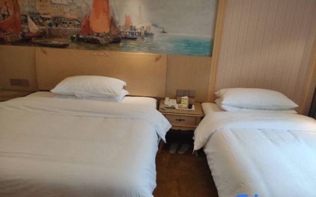 Deluxe room (2 full double beds) — фото 1