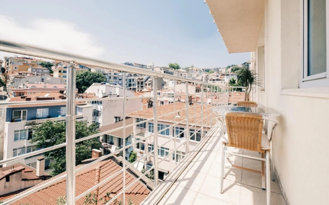 Sea View Flat w Balcony 5 min to Dolmabahce Palace