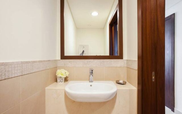 Lush & Bright, A Stroll Away From Burj Khalifa