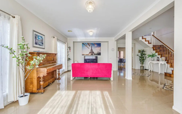 StayAU Family Home in Caroline Springs