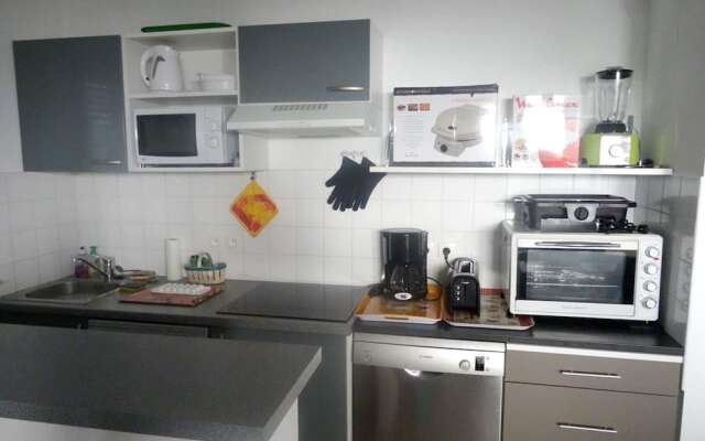 Apartment With 2 Bedrooms in Villeneuve-lès-avignon, With Pool Access,