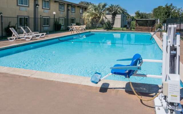 Super 8 by Wyndham Beaumont I-10 South/College St