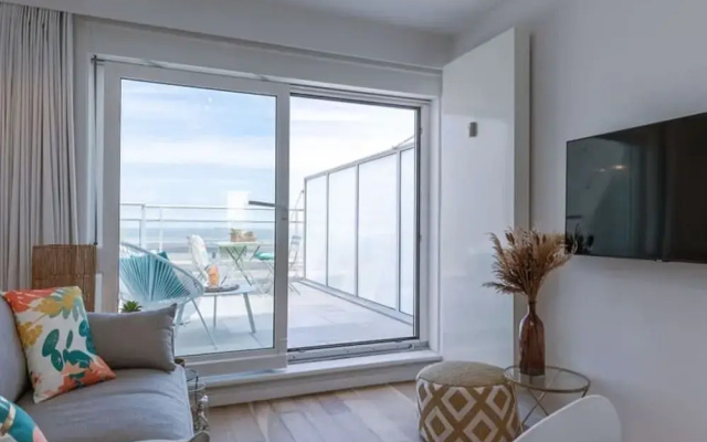 Stunning Studio With Sea-view on top Location