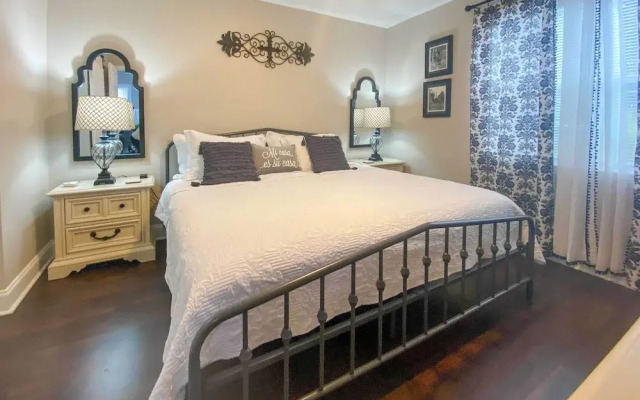 Pet-friendly A-frame Retreat Near Dtwn + Beaches!