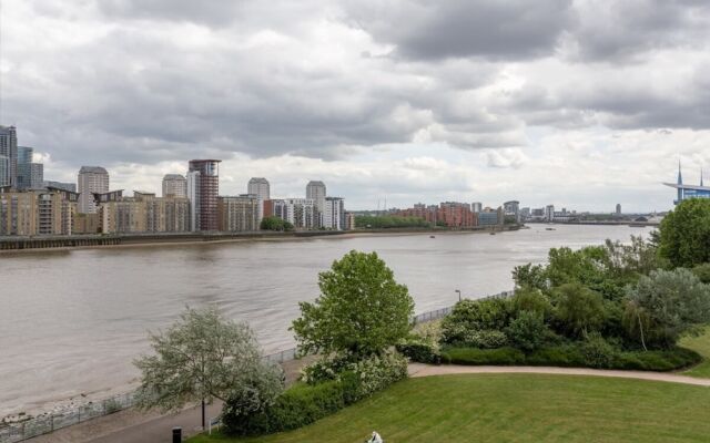 Bright, Modern One-bed With Stunning View of Thames