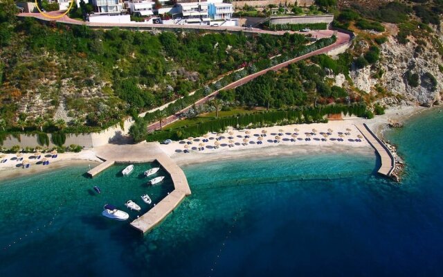 Seafront home 4' walk to private beach