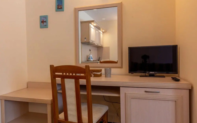 Quiet One Bedroom Apartment with Kitchenette in Avalon Complex