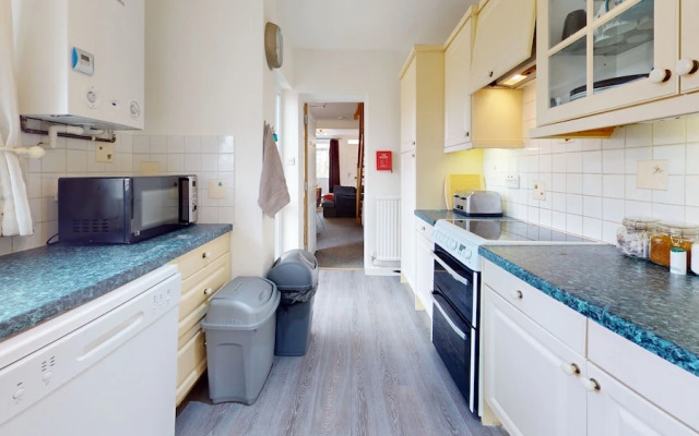 4 Bedroom Home - Sleeps 10 - Free Parking