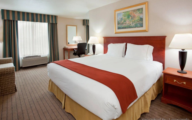Holiday Inn Express & Suites Lawrence by IHG