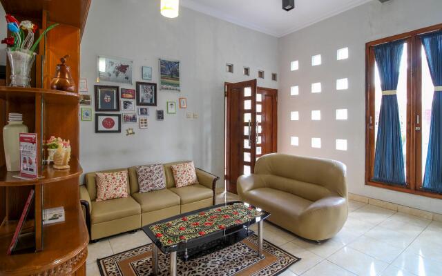 RedDoorz Plus near Hartono Mall