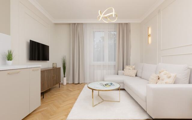 Bitwy Warszawskiej Apartment by Renters