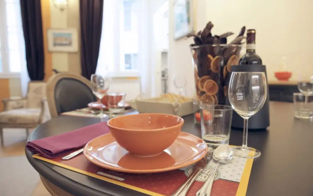 Elegant and Cozy City Center for 5 - Two Bedroom Apartment, Sleeps 5