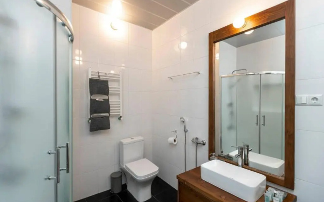 ❂Light and Luxurious 2BR Home + Balcony in the City Center❂