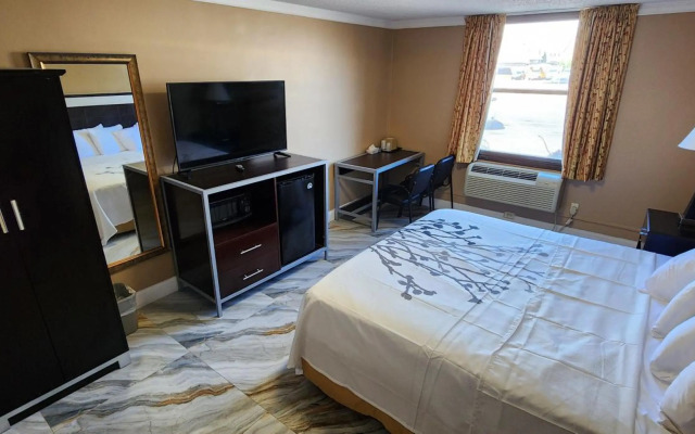 Townhouse Inn & Suites