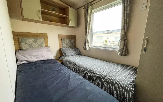Caravansleeps6-hottub-garden-waterwonderland