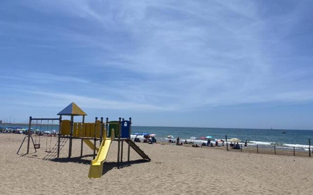 R132 Apartment with air conditioner 50m from the beach