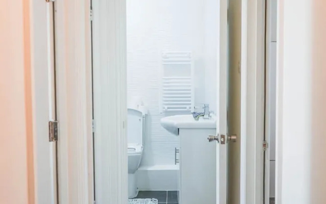1 Bed Flat in Pedestrianized High Street