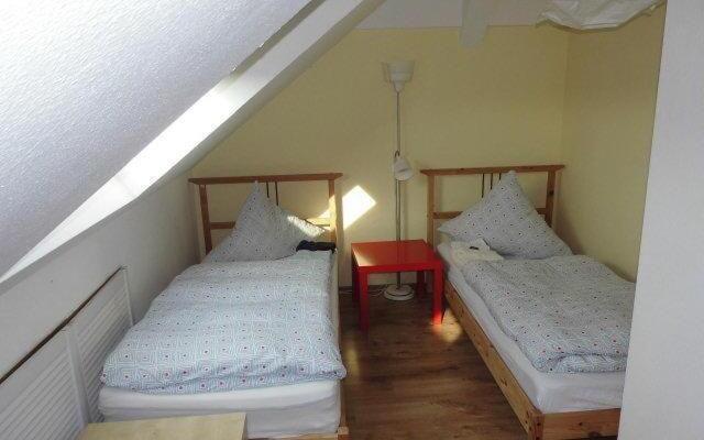 Sehr-schoene-4-Raum-Maisonette-Fewo-mit-110qm-Balkon-zentral-preiswert-T7