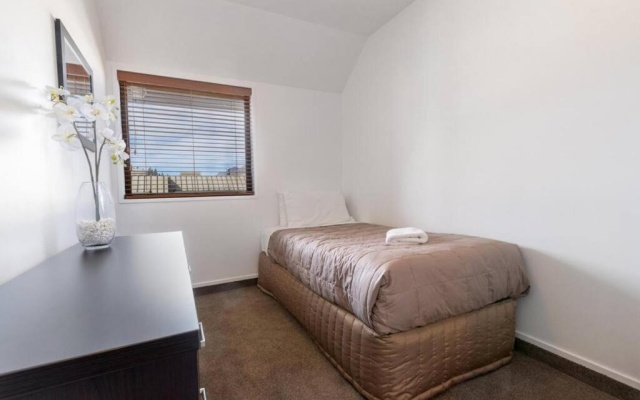 The Lodges 9 - Lake Front Views and Walk to Town – Guest Rooms – Queenstown