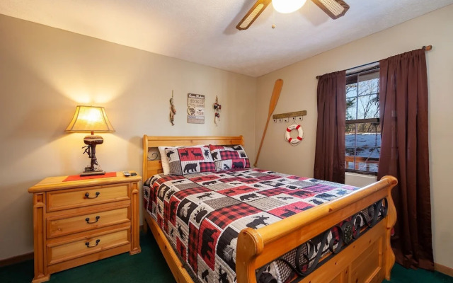 Bearfootin' 3 Bedroom Cabin by RedAwning