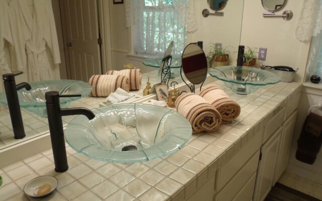 Inn to the Woods B&B