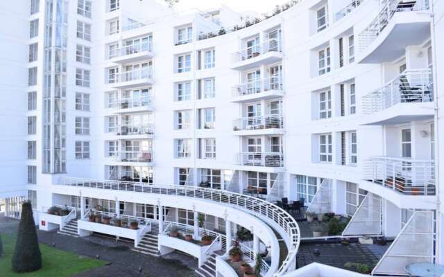 Stunning 2 Bedroom Riverside Flat in Canary Wharf