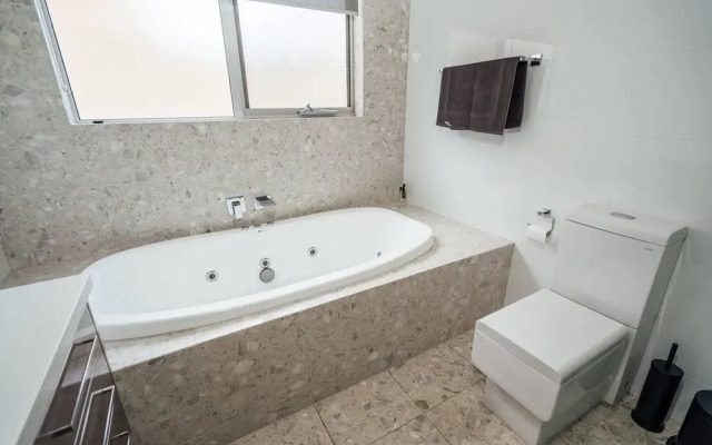 The Grand Oasis - Pool - Wifi - Mins From Beach