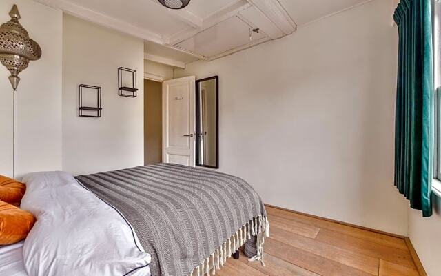 Spiegelgracht Apartments With Canal View