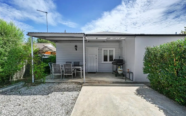 Bindi Cottage, Spacious & Unique, Opposite Pool – Outside – Orange
